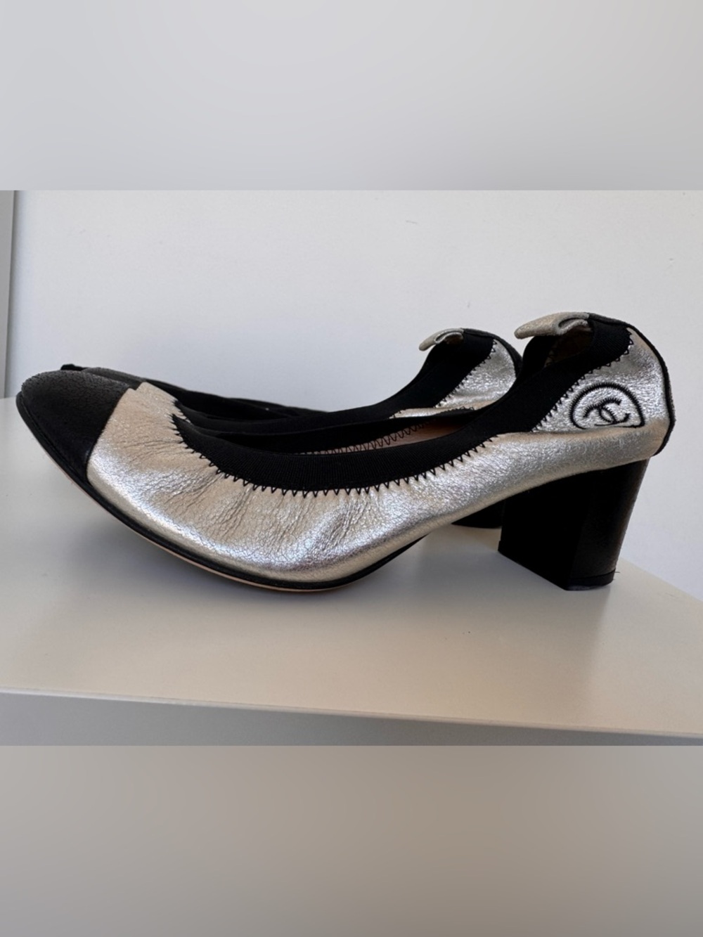 Chanel silver metallic leather elastic ballet pumps size 36.5C